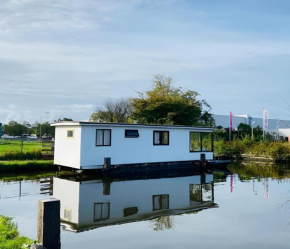 Woonboot in Sumar gelegen tussen Leeuwarden en Drachten